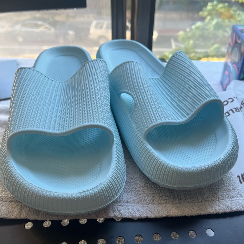 BRAND NEW: Mens 9.5 Cushion Slides - Cloud Slides